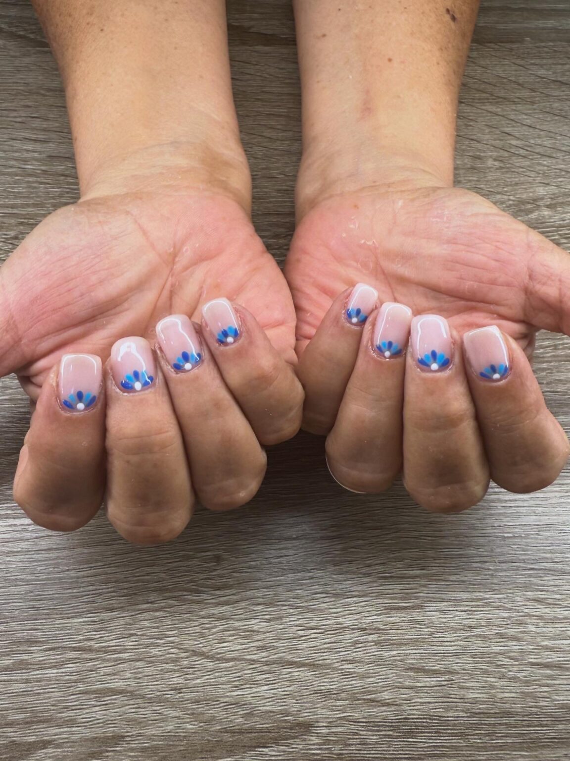 Manicura Anaïs Hinojosa: Diseño de uñas con cristales y decoración