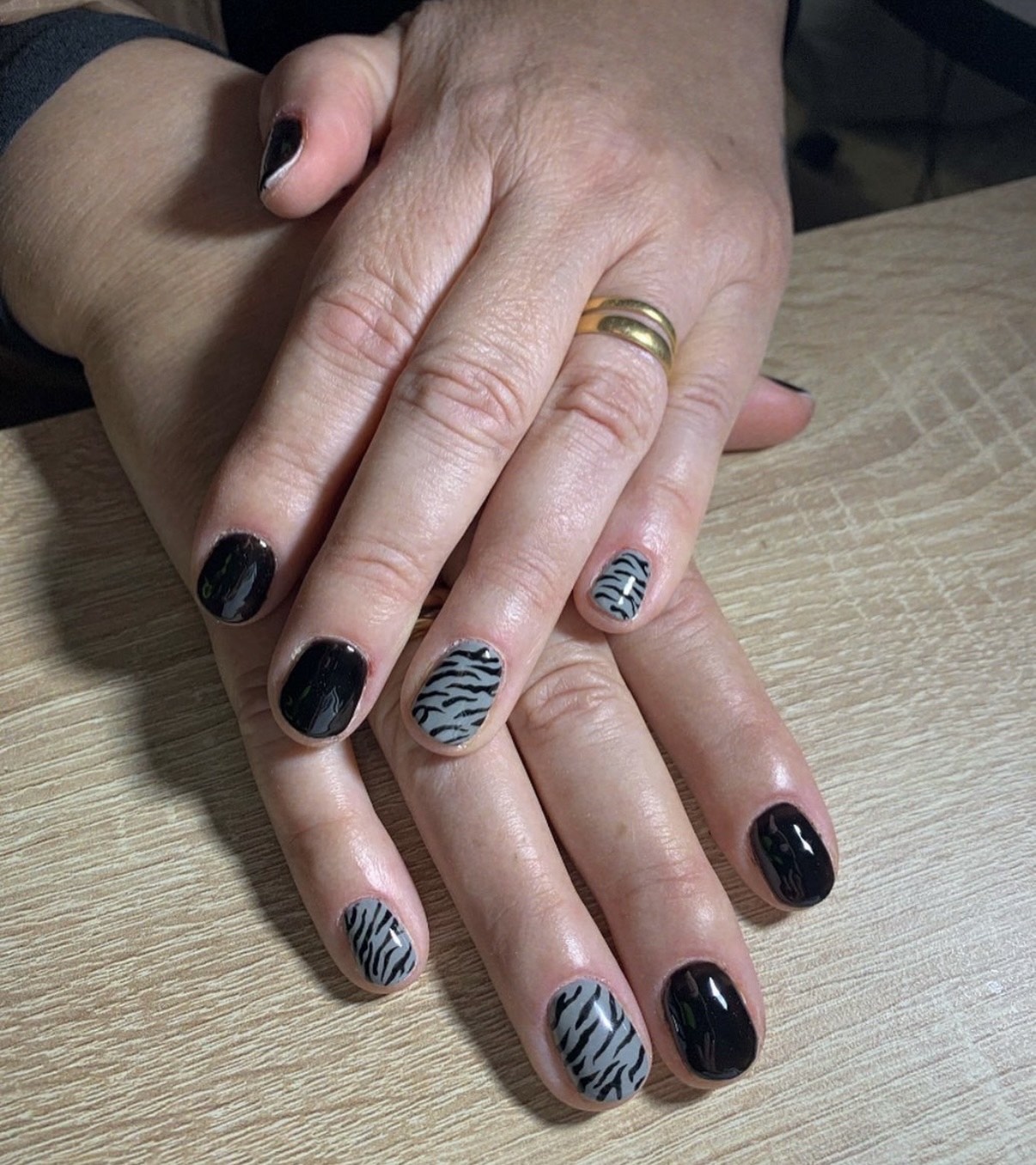 Diseño de uñas con dibujos, cristales y detalles únicos