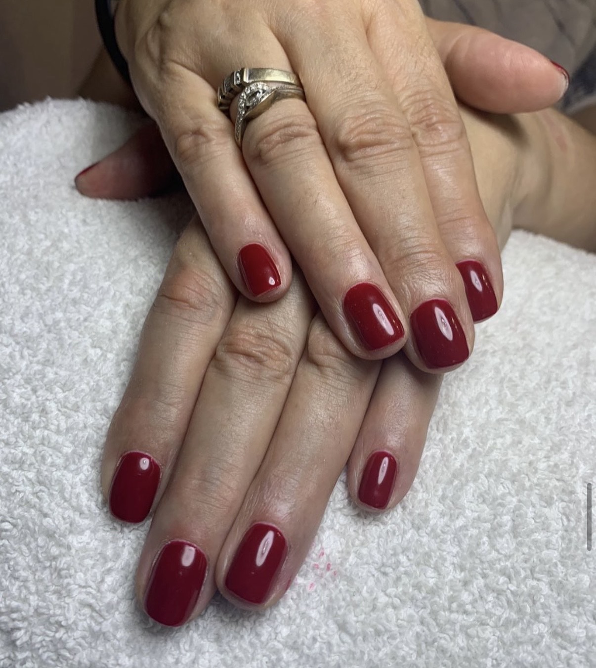 Manicura profesional en un espacio íntimo