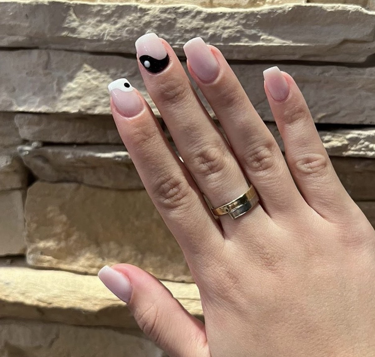 Manicura y pedicura con higiene al detalle