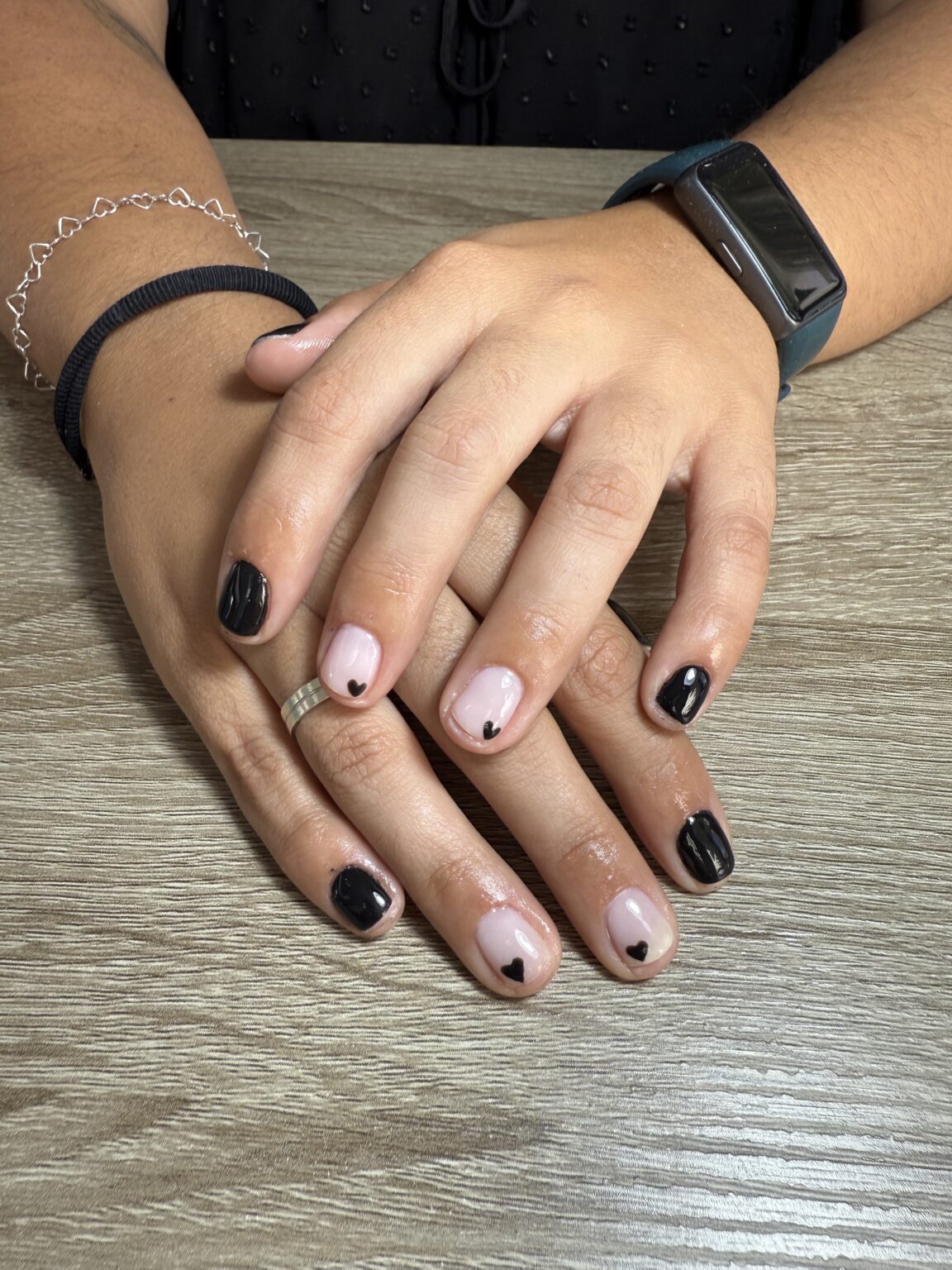 Manicura Anaïs Hinojosa: Uñas de gel con acabados estéticos